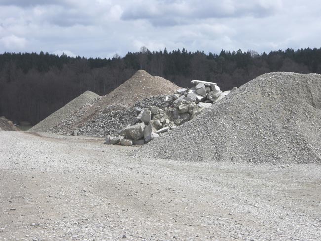 14.4.2006: Verf�llmaterial ebenerdig auf dem Grubengel&auml;nde
