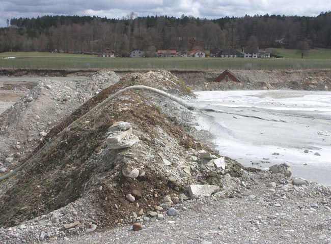 14.4.2006: Betonmischerabf&auml;lle ca. 3m &uuml;ber Normalniveau
