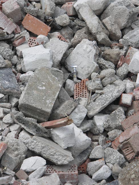 14.4.2006: Verf�llmaterial mit Wasserarmaturen und Draht
