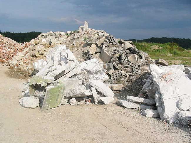 18.7.2004: Verf�llmaterial auf dem Grubengel&auml;nde
