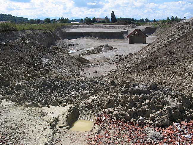 22.8.2004: Verf&uuml;llung mit Aushub nach dem IGG Einspruch
