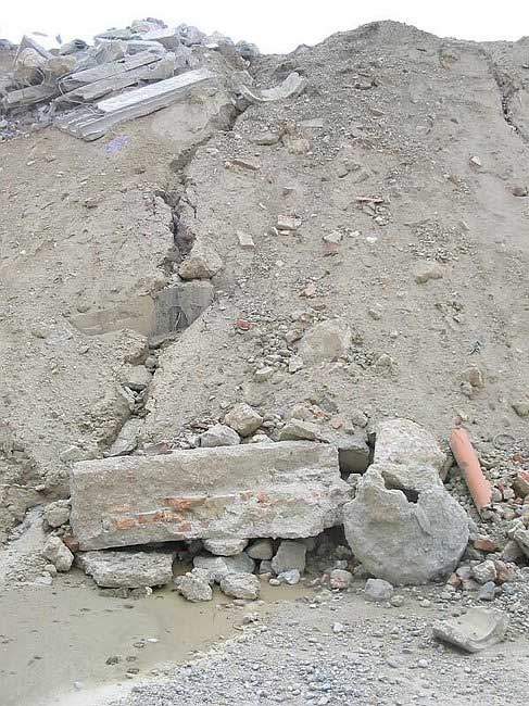 18.7.2004: Kunststoffrohre und Armierungseisen im Verf&uuml;llmaterial
