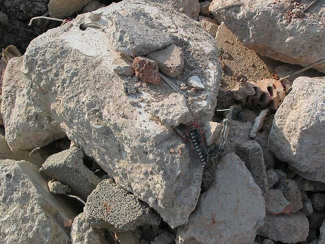 1.8.2004: Verf&uuml;llmaterial verunreinigt mit Elektroinstallationsmaterial
