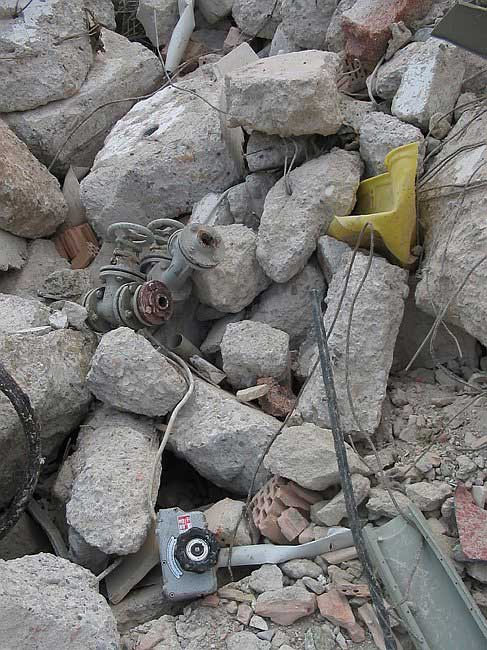 1.8.2004: Verf&uuml;llmaterial - verunreinigt - mit Heizungsinstallationsmaterial, Kunststoff, Metall
